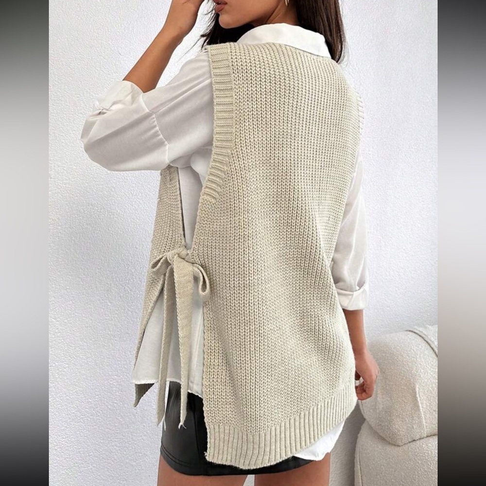 Round Neck Sleeveless Sweater With Pearls - Picture 4 of 4